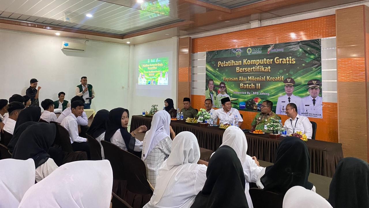 Caption foto: Bank Jateng Cabang Jepara bersinergi dengan Pemerintah Kabupaten Jepara dalam mencetak generasi muda yang cakap teknologi melalui dukungan penuh pada pelatihan komputer gratis bagi siswa SMK Islam Tsamrotul Huda, Desa Kecapi, Selasa (6/1/2026)