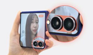 FlexCam pada Galaxy Z Flip7 memungkinkan pengguna merekam video lebih nyaman dan stabil saat mengambil foto atau merekam video.
