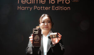 Foto 1 - Krisva Angnieszca, Public Relations Lead realme Indonesia saat sesi peluncuran realme 16 Pro Harry Potter Edition serta realme Buds T500 Pro Harry Potter Edition